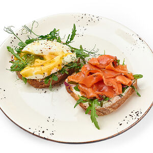 Тосты с яйцом пашот и красной рыбой