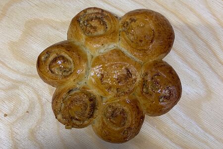 Булочка с грецким орехом