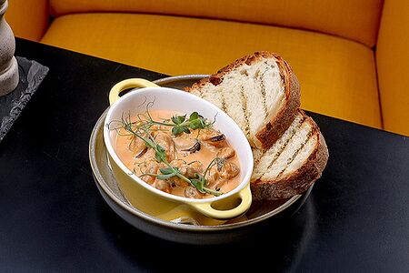 Фондю из мидий в сливочно-томатном соусе