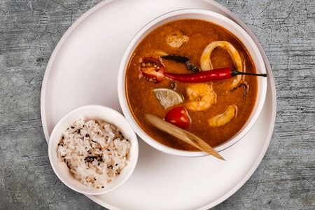 Том ям с морепродуктами