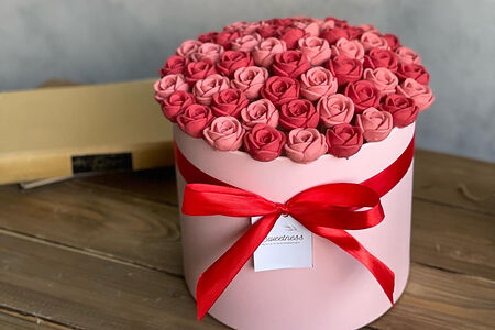 Шоколадные розы в шляпной коробке 55 шт