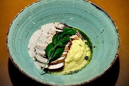 Куриная грудка с картофелем и грибным соусом