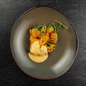 Брокколи с голландским соусом и сыром
