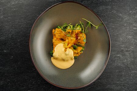 Брокколи с голландским соусом и сыром