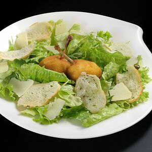 Цезарь с перепелкой, салатом романо, каперсами, сыром и соусом