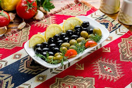 Оливки и маслины