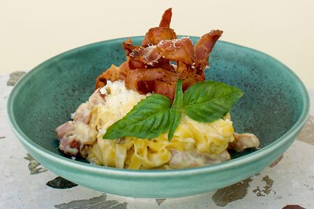 Домашняя паста со cвинoй грудинкой в стиле карбонары