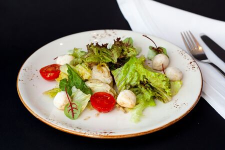 Салат с мини моцареллой, томатами и соусом Песто