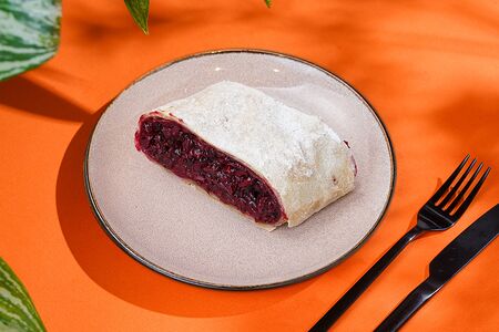 Штрудель с вишней