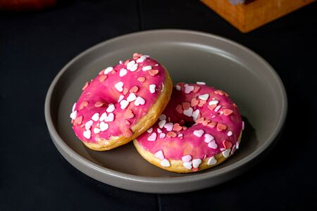 Пончик с клубничной начинкой