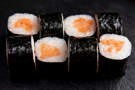 Нори маки с лососем