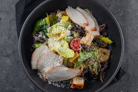 Салат цезарь с индейкой