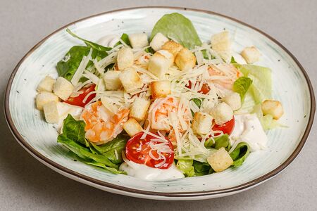 Салат Цезарь с креветками