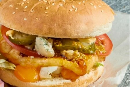 Бургер с котлетой из чеддера