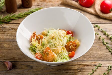 Салат Цезарь с креветками