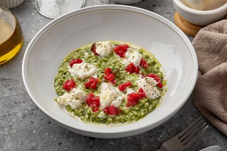 Зелёное ризотто со cрачателлой