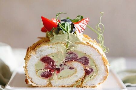 Меренговый рулет с начинкой Фисташка-малина