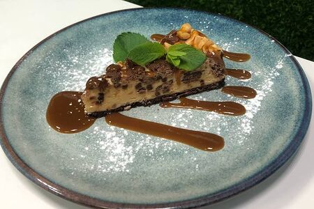 Чизкейк карамельный с арахисом