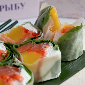 Ролл без риса с лососем и манго