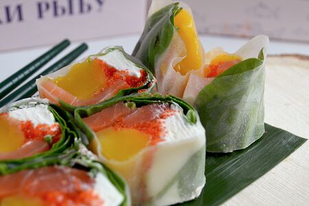 Ролл без риса с лососем и манго