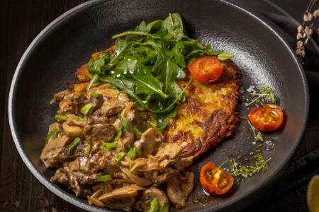 Бефстроганов из говядины на картофельном драники