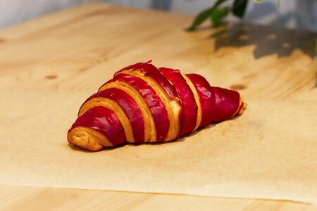 Круассан премиум с малиной