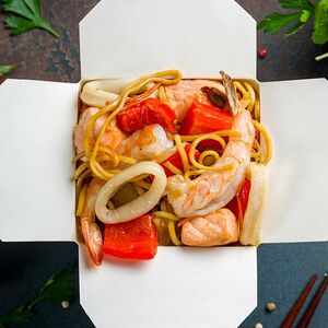 Вок с морепродуктами и яичной лапшой