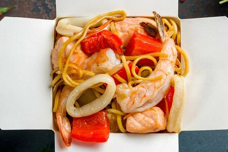 Вок с Морепродуктами с яичной лапшой