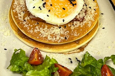 Панкейки с беконом, яйцом, пармезаном и соусом терияки