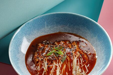 Эноки в кисло-сладком соусе