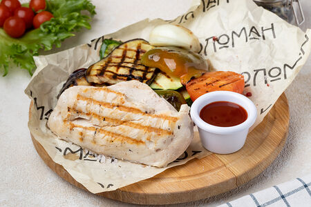 Куриная грудка с острым соусом и овощами гриль