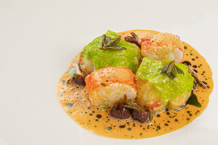 Голубцы из савойской капусты с мурманским крабом, каштаном и липой