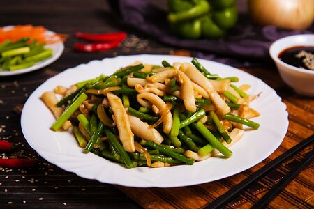 Стрелки чеснока с кальмаром в соевом соусе