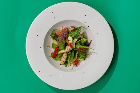 Салат с индейкой, цукини и песто