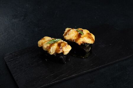 Запеченные суши с тунцом