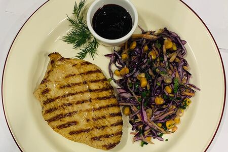 Стейк из индейки с салатом из красной капусты и соусом барбекю