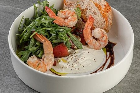 Салат со страчателлой, креветками, томатами и рукколой