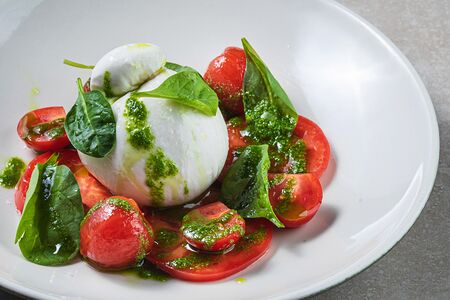 Буррата с томатами и соусом песто