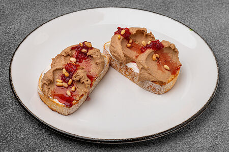 Брускетта с паштетом и сливочным сыром