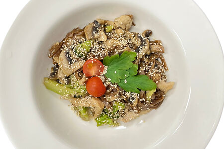 Гречневая лапша с филе грудки и овощами