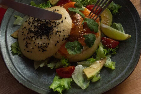 Бао-завтрак с яйцом Рамэн и лососем