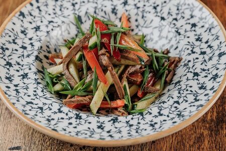 Салат с отварной говядиной