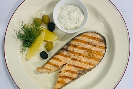 Стейк из лосося с соусом Тартар