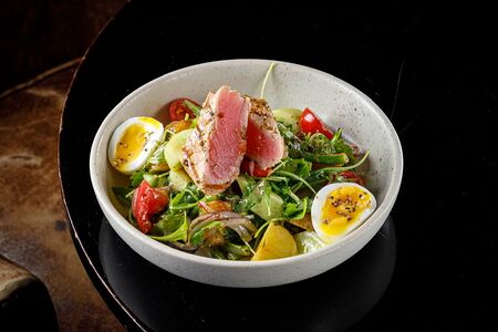 Салат Нисуаз с обожжённым тунцом