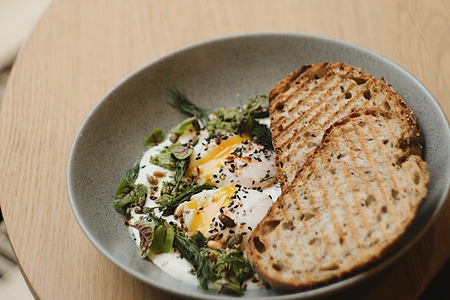 Яйца пашот с греческим йогуртом