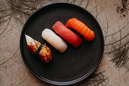 Суши нигири с лососем