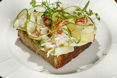 Брускетта с крабом, цукини и спаржей