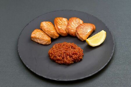 Лосось в томатном соусе