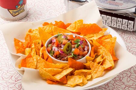 Домашняя сальса с чипсами