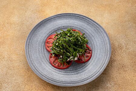 Салат с сыром страчателла